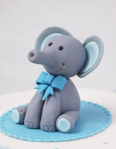 fondant elefant i grå og lyseblå som topfigur på barnedåbskage