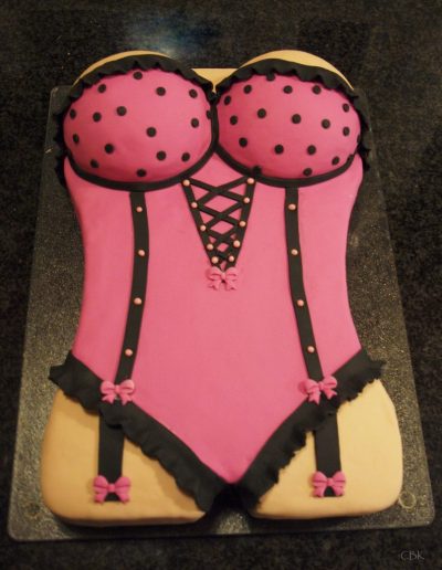 kvindekrop kage med lyserød og sort undertøj
