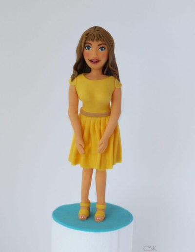 gumpaste topfigur af pige med gul kjole