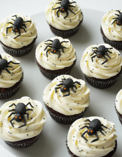 halloween cupcakes med edderkopper